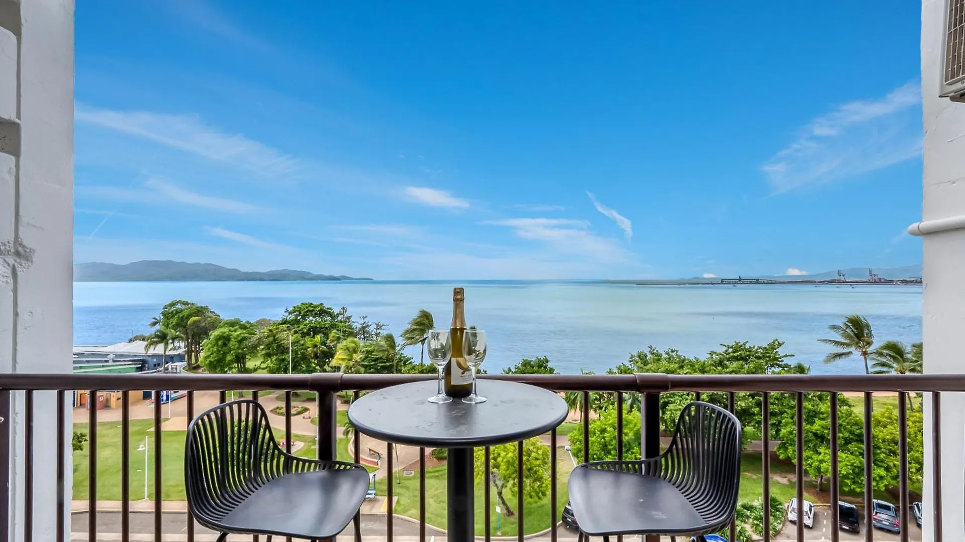 It'S All About The Views! Townsville 0*,